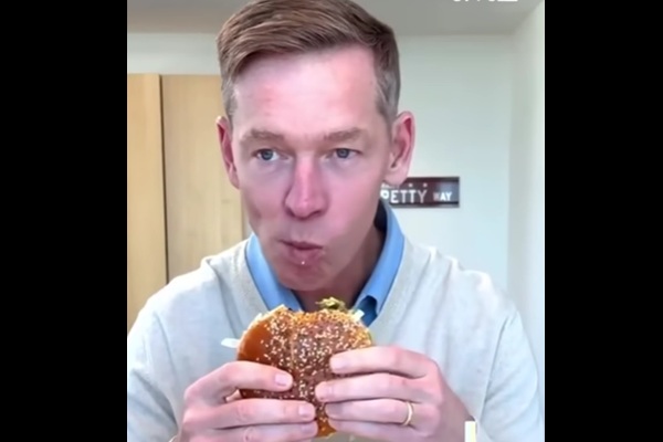 [허프 트렌드] '브랜드의 상처' 숨기지 않는다 :  맥도날드 CEO에서 롯데리아 침착맨까지 '취약성 마케팅' 전성시대