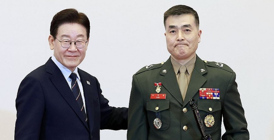 이재명 대통령이 '채 상병 순직 사건' 박정훈 준장에게 삼정검을 수여했다 : 어깨를 두드렸다