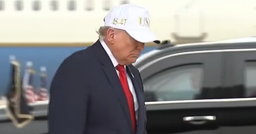 [허프 US] 트럼프가 이란 전사자 유해 송환식에 야구 모자 쓰고 '무개념' 등장 : 그날, 폭스뉴스의 '미심쩍은' 방송사고