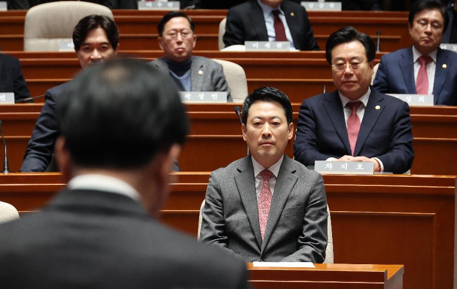 국민의힘 '절윤' 결의 때 침묵 일관한 장동혁 : 진정성 부재가 6년 전 자유한국당의 ‘큰절 사과’ 소환 중