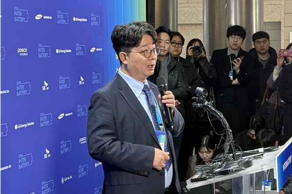 포스코퓨처엠 엄기천 포트폴리오 다변화에 시동 건다, “LFP 양극재는 연말, 전고체용은 2년 뒤”