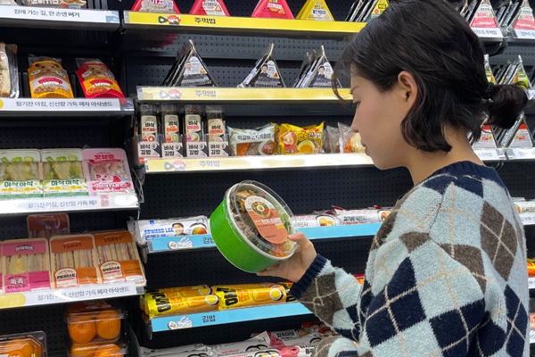 [허프 트렌드] 두쫀쿠에서 봄동비빔밥까지 SNS 핫템과 실시간 연동되는 편의점 매대 : '트렌드 캐칭' 시스템 가동 중 