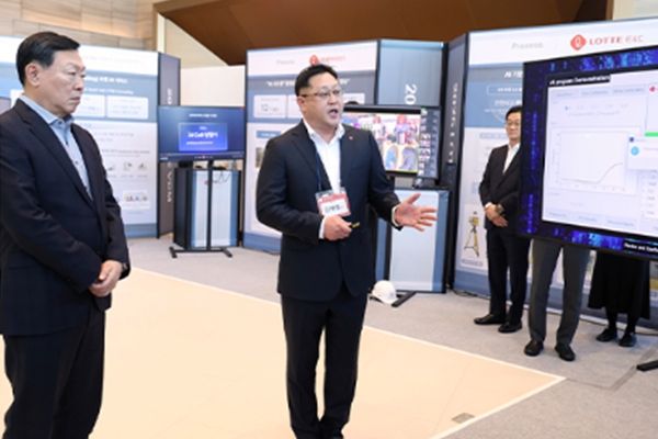 롯데지주 왜 은행장 출신 사외이사 선임했나 : '재무 건전성 강화'에 더해 '자금 조달 네트워크' 분석도