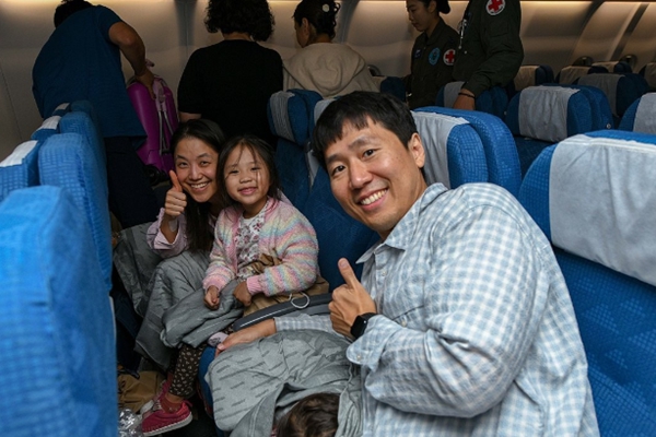 범 정부 원팀 대응 빛난 작전명 '사막의 빛', 중동 고립됐던 한국인 포함 211명 한 번에 구출 