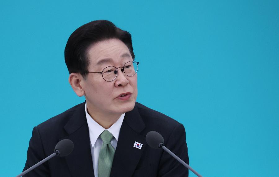 이재명  대통령 노인빈곤 줄이려면 기초연금을 바꿔야 할 것 같다 : '하후상박' 운 뗐다