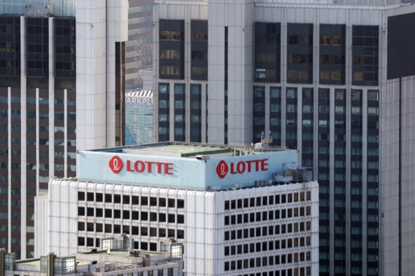 롯데쇼핑의 '갑질 비용' 5억6900만원 : 납품업자에게 계약서 늦게 주고, 직매입 상품 제멋대로 반품했다