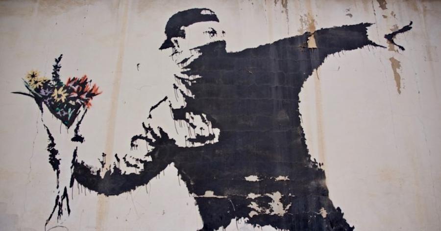 익명의 거리예술가 뱅크시가 더 이상 익명이 아닐 때, 그의 작품 가치는 유지될까?