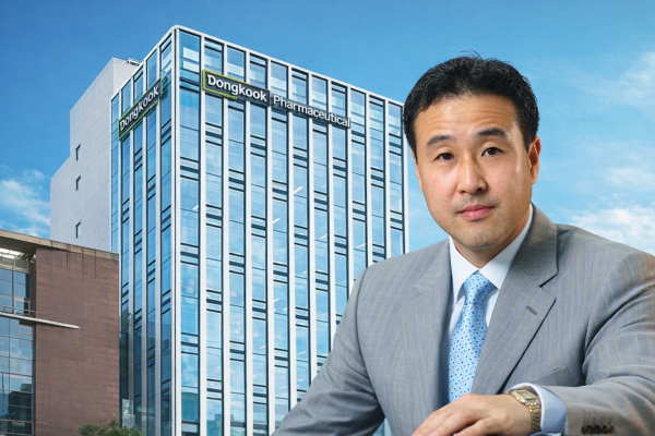 동국제약 권기범 회장이 헬스케어 앞세워 '1조 클럽' 추격 중 : 역대급 실적에도 낮은 수출 비중 한계