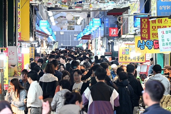 [허프 트렌드] 'AI 커머스'가 몰려오는 중 : 이제 쇼핑 앱 접속도 귀찮다, 검색 대신 대화로 물건 산다