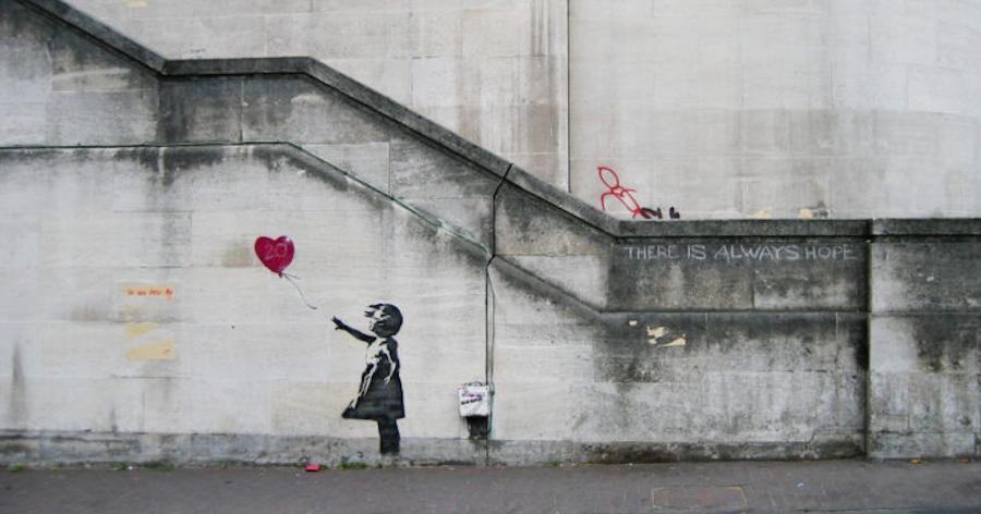 [허프 사람&말] 익명의 거리예술가 뱅크시가 더 이상 익명이 아닐 때, 그의 작품 가치는 유지될까