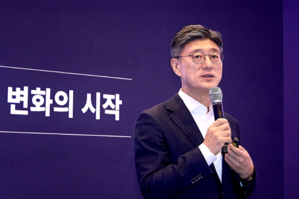 SK텔레콤 대표 정재헌의 이율배반 : 해킹 보상 늦어지는데 '고객 신뢰' 행보 늘리자 판사 출신의 '소송 준비' 아니냔 비판