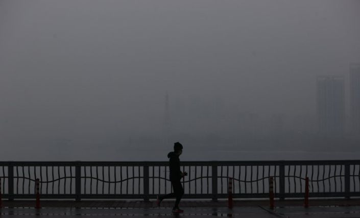 초미세먼지 '나쁨'에도 러닝? 봄이 왔으니 나가고 싶은데 탁한 공기가 문제다