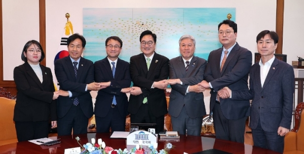 6·3 지방선거일에 개헌 국민투표 가능할까 : 우원식 던진 제안에 '국힘 빼고' 정치권이 화답했다