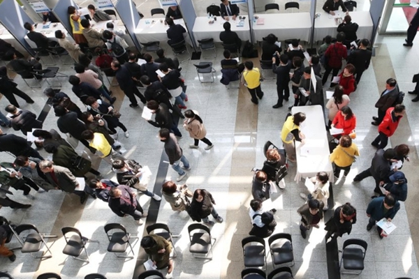 [허프 트렌드] 스펙보다 '직무 핏' 따진다, 유통업계 확산하는 '정밀 채용'