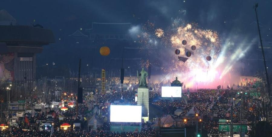 불심검문의 부활? 촛불 민주주의 vs BTS의 안전제일 : 광화문광장 사용법은 달랐다