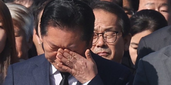 검찰개혁 마무리한 정청래가 봉하마을 노무현 대통령을 찾았다, “노짱님 검찰청 폐지 보고드립니다”