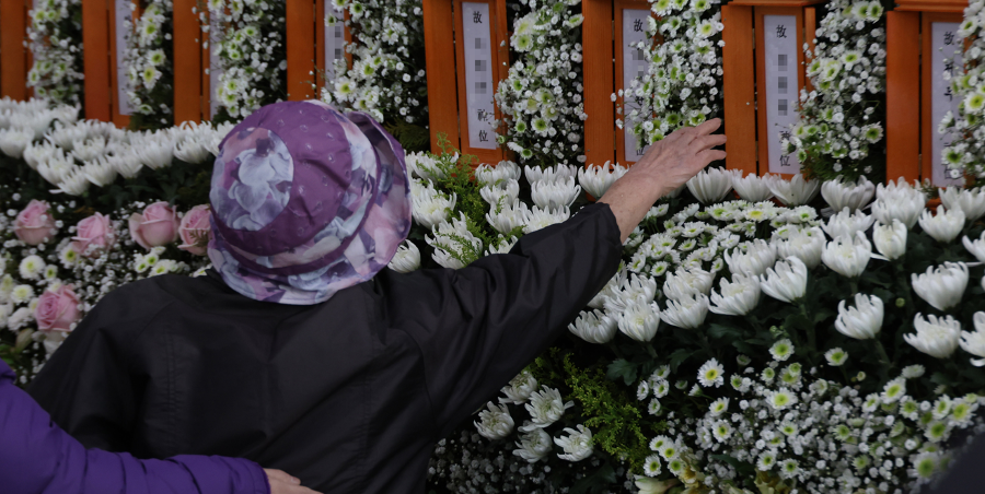 대전 안전공업 화재 희생자들이 유족에게 남긴 마지막 말 : 분향소에 울음소리가 그치지 않는다 