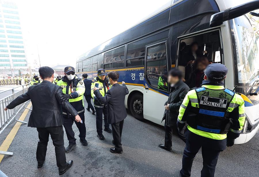 불심검문의 부활? 촛불 민주주의 vs BTS의 안전제일 : 광화문광장 사용법은 달랐다