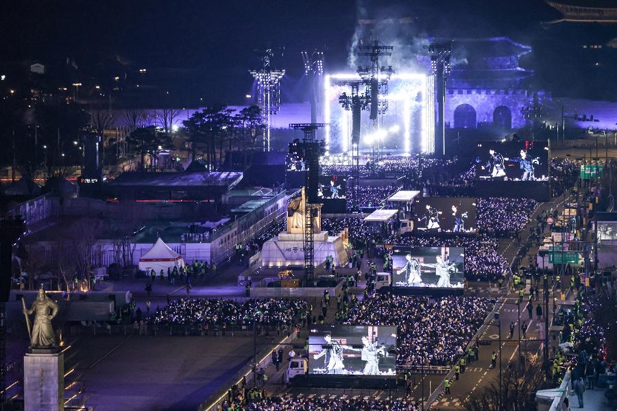 불심검문의 부활? 촛불 민주주의 vs BTS의 안전제일 : 광화문광장 사용법은 달랐다