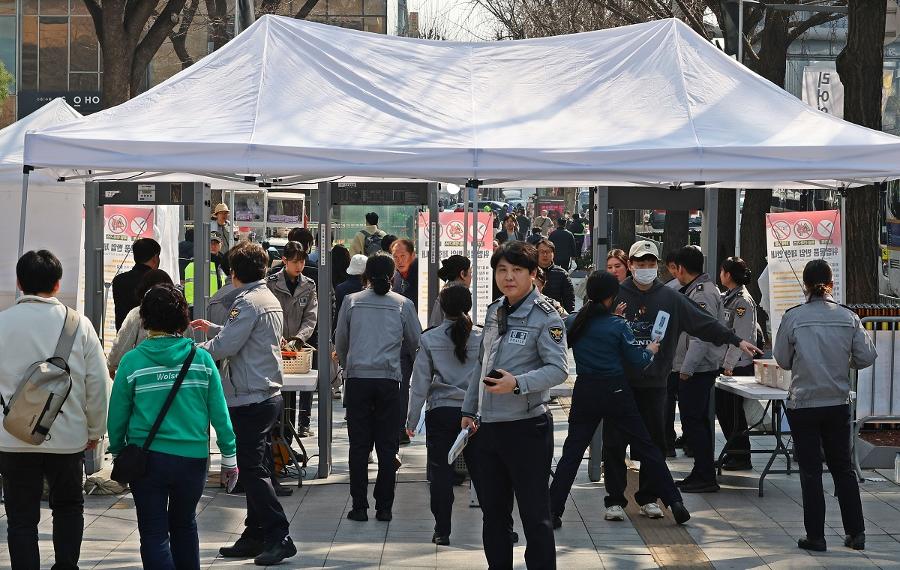 불심검문의 부활? 촛불 민주주의 vs BTS의 안전제일 : 광화문광장 사용법은 달랐다
