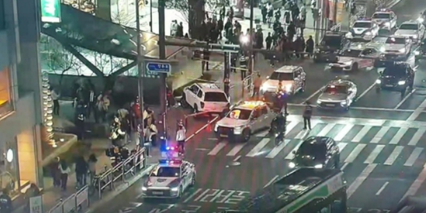 홍대입구 근방 50대 만취 운전자가 4명의 행인을 SUV로 들이받았다 : 피해 4명 가운데 여성 2명은 일본인