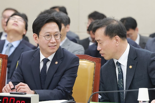 LG유플러스 '국제이동가입자식별번호' 노출 논란에 의원들 신규 가입 중단 주장, 배경훈 부총리 철저 대응 