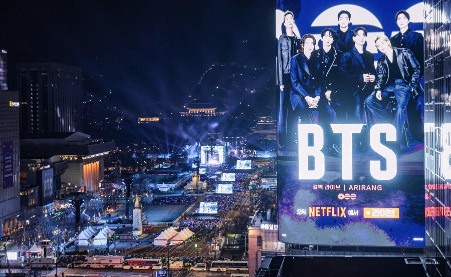 [허프 생각] 미디어 공룡 넷플릭스의 위험한 포식 : 누구나 보던 야구·콘서트 '차단'하고, 생명 담보 '프리솔로' 생중계까지