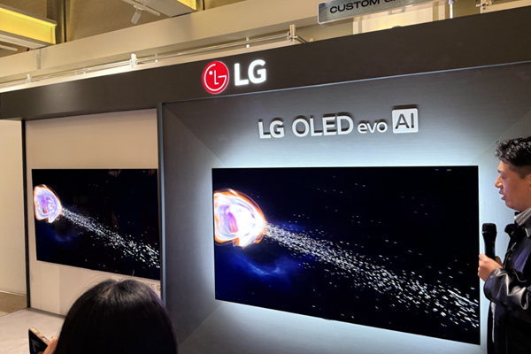 LG전자는 삼성의 추격을 환영한다 : 새 올레드 TV 공개 현장서 담당 임원 삼성과 경쟁하면서 발전할 것