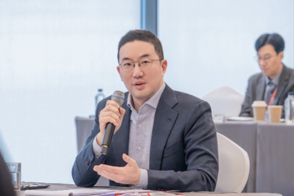 LG그룹 구광모 회장이 사장단 회의서 AI 전환 '속도' 강조 : 사장들은 엑사원으로 현장 토론까지 했다