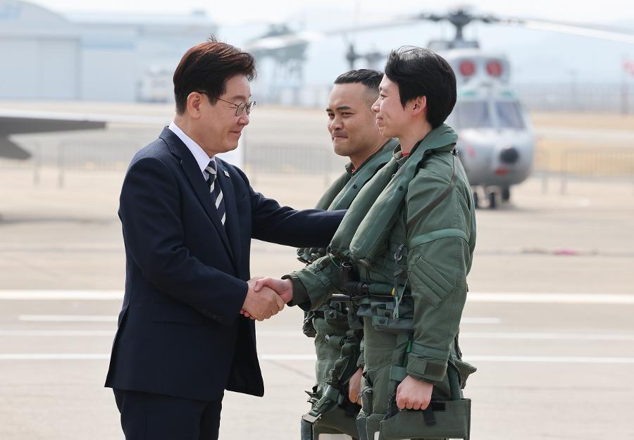 한국형 전투기 KF-21 조종석에 앉은 '여군 최초' 정다정 소령 : 하늘의 유리천장을 부쉈다