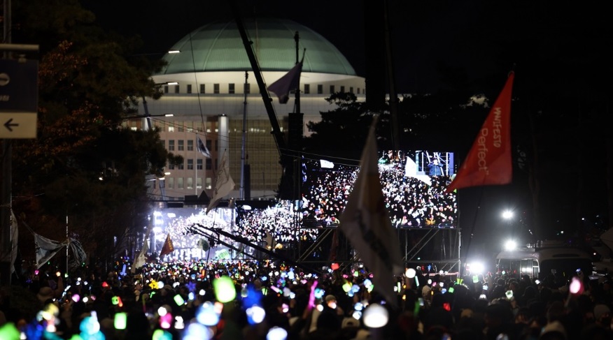 [허프 트렌드] K-집회 문화도 '수출' 된다 : 일본 국회 앞 '평화헌법 수호' 시위에 아이돌 응원봉 든 시민 결집
