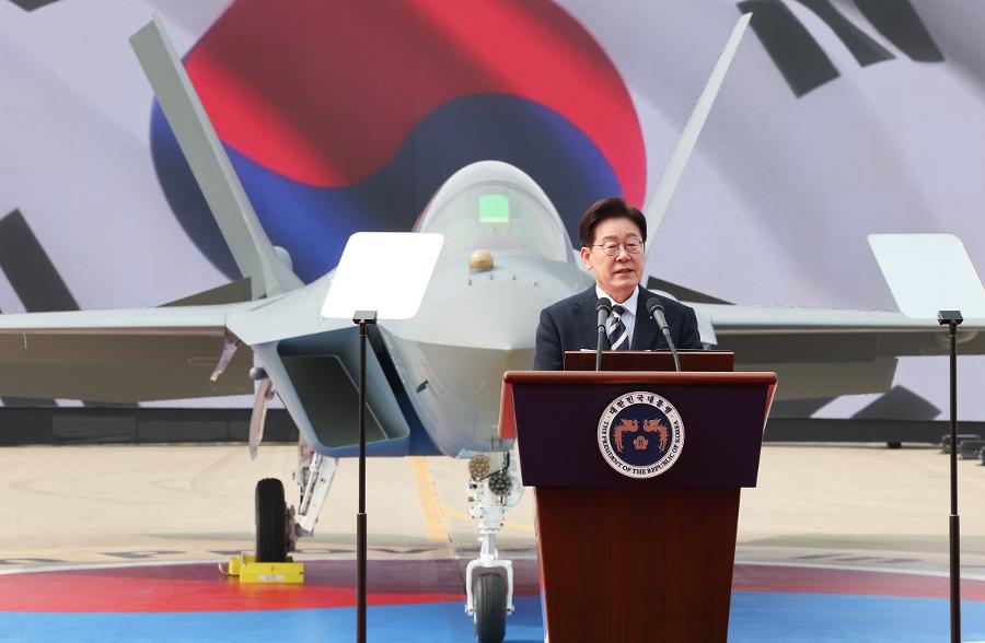 한국형 전투기 KF-21 조종석에 앉은 '여군 최초' 정다정 소령 : 하늘의 유리천장을 부쉈다