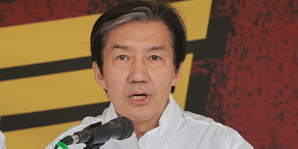 노무현 묘역 찾는 조국이 고 백재영 수사관을 언급했다, “윤석열 검찰 정치검사 책임 물어야”