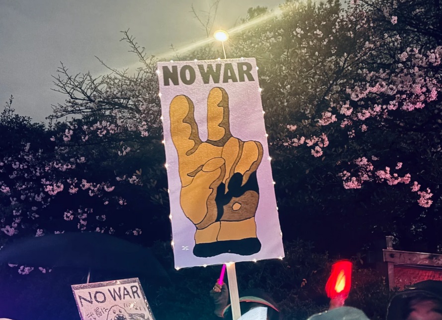 [허프 JAPAN] 일본 국회 앞 빗속 '응원봉' 집회에 2만4천 명이 모였다, 전쟁 반대! 