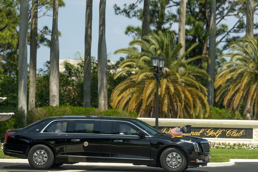 '노 킹스' 시위로 미국 전역이 들썩였다 : 이런 와중에 트럼프는 골프 치러 갔다