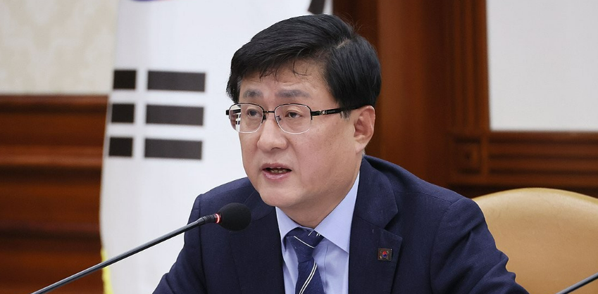 '쓰레기 봉투 사재기'에 김성환 환경부 장관이 비장의 카드를 꺼냈다 : “집에 쓰레기 쌓아둘 일 없을 것”