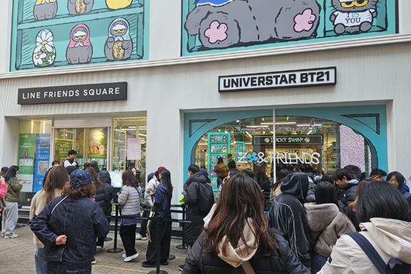 [허프 트렌드] 명동은 요즘 K-트렌드 실험실 : 외국인 돈 몰리자 패션·뷰티·면세·식품 '쇼핑 격전지' 부활