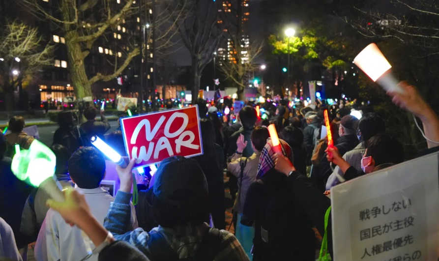 [허프 JAPAN] 일본 국회 앞 빗속 '응원봉' 집회에 2만4천 명이 모였다, 전쟁 반대! 