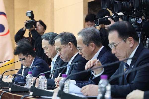 금융권이 중동 위기 속 '실물경제의 방파제' 자처했다 : 이억원 전 금융권이 '원 팀'으로 대응