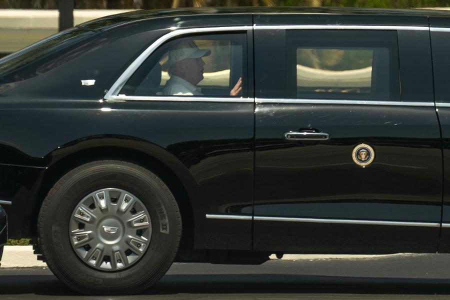 '노 킹스' 시위로 미국 전역이 들썩였다 : 이런 와중에 트럼프는 골프 치러 갔다