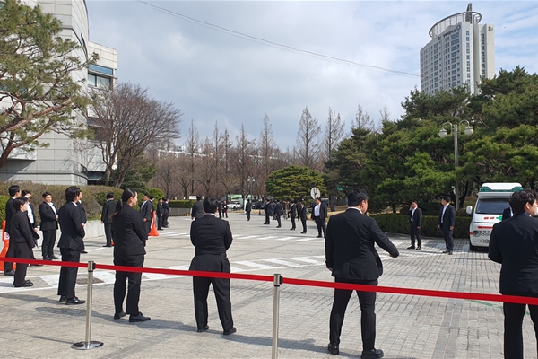 KT 주총 현장 주주들의 말말말 : 짜고 치는 고스톱 주주를 봉으로 본다 정권 따라 흔들리더니