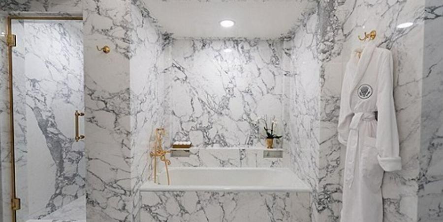 화장실까지 황금으로 칠하는 트럼프 미국 대통령에게 바치는 작품들 : 24K 도금 벗겨낸 날카로운 풍자