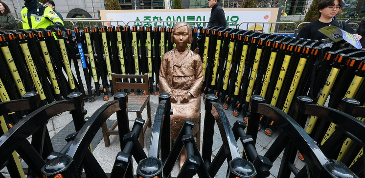 일본대사관 인근 평화의소녀상이 철책에서 풀려났다 : 2시간 동안 시민들과 함께 숨쉬다