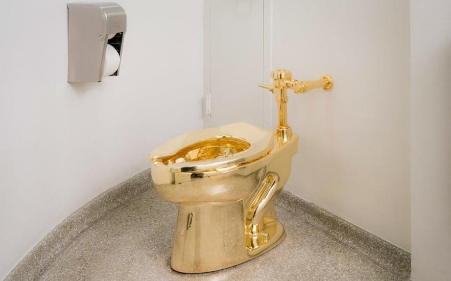 화장실까지 황금으로 칠하는 트럼프 미국 대통령에게 바치는 작품들 : 24K 도금 벗겨낸 날카로운 풍자