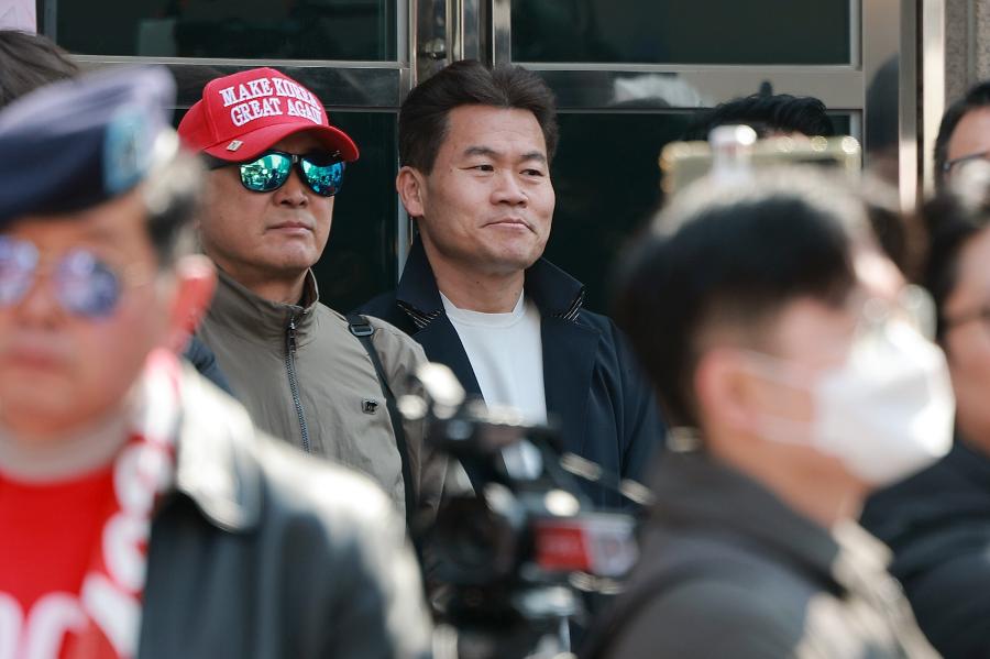 유튜버 전한길 3차 경찰 조사 '이재명·이준석 명예훼손 혐의', 전날 정부는 그를 새로 고발했다