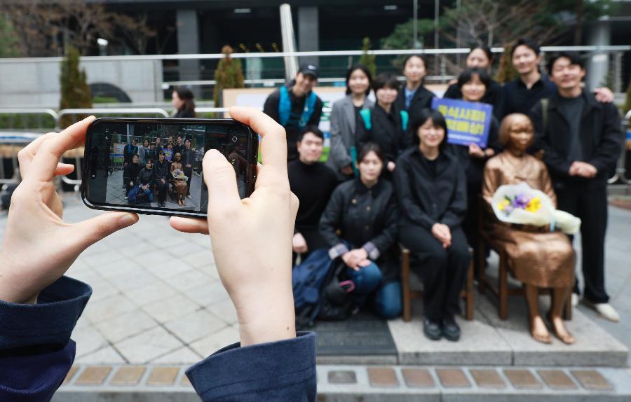 일본대사관 인근 평화의소녀상이 철책에서 풀려났다 : 2시간 동안 시민들과 함께 숨쉬다