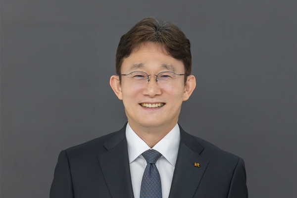 KT 박윤영 작심한 듯 직전 인사 뒤집고 임원 30% 날렸다, '인사 칼바람' 부른 통신 공룡의 'AI 경쟁력 추락'