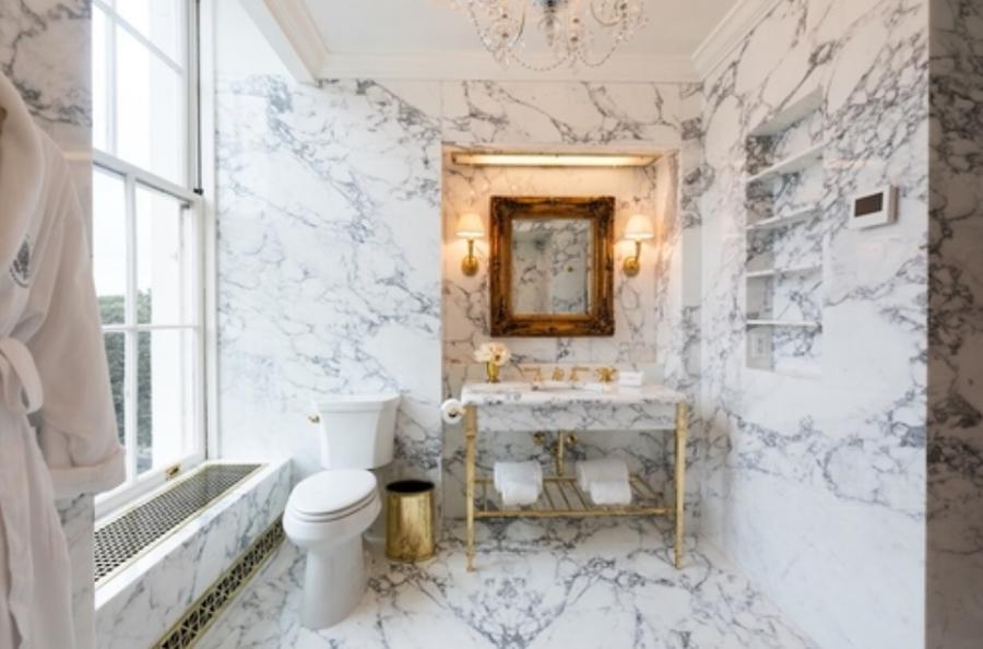 화장실까지 황금으로 칠하는 트럼프 미국 대통령에게 바치는 작품들 : 24K 도금 벗겨낸 날카로운 풍자