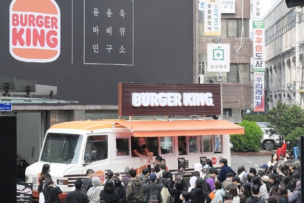 [허프 트렌드] '1인 식대 1만원 시대' 새 강자 프랜차이즈 : 버거, 반 마리 치킨, 1인 피자가 '익숙한 가성비'로 소비자 유혹