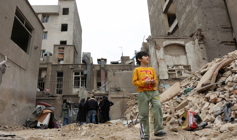 이란전쟁 자원병  기준 12세까지 : 총을 든 아이들의 손에 붉은 피가 흐르고 있다